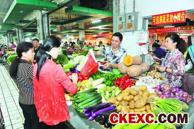 在试点菜场的 “可追溯蔬菜放心摊位”,市民买菜放心。