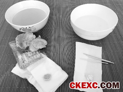 水洗后的棉花(样品二,图右)形状并未发生太大变化,且洗过棉花后碗中的水仍然清澈