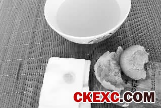 肉松饼馅料经水洗后,得到了图中所示的絮状固体物质样品一,此时水已变混浊