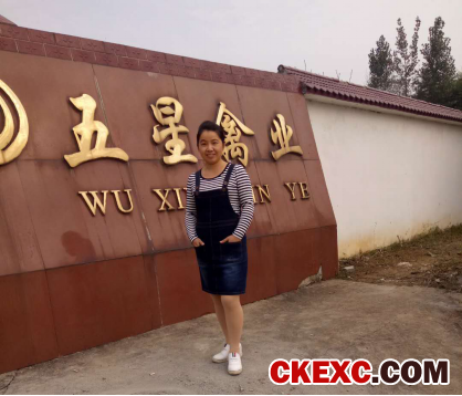 湖北龙俊禽业有限公司负责人祝健平在其兄弟企业留影